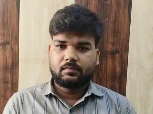 आजमगढ़ BSA कार्यालय में रिश्वतखोरी का भंडाफोड़, 10 हजार रुपये लेते बाबू गिरफ्तार