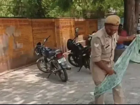 फतेहपुर कलेक्ट्रेट में महिला ने किया आत्मदाह का प्रयास, होमगार्ड जवानों की तत्परता से टला बड़ा हादसा