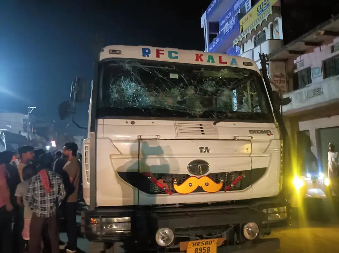 चंदौली में दर्दनाक सड़क हादसा: ट्रक की चपेट में आने से महिला की मौत, पति बाल-बाल बचा