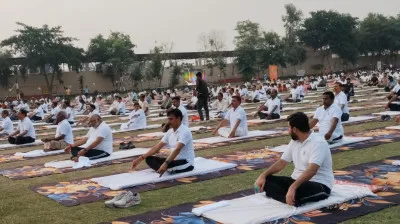 Ballia News: अंतरराष्ट्रीय योग दिवस पर पुलिस लाइन में भव्य आयोजन, परिवहन मंत्री दयाशंकर सिंह ने किया योगाभ्यास