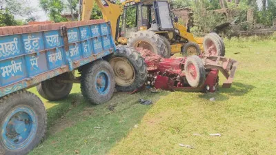 Ballia News: हुकुम छपरा गंगा घाट के पास पलटा ट्रैक्टर, चालक की दर्दनाक मौत