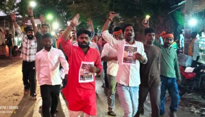 Ballia News : भरत तिवारी एनकाउंटर मामले में न्याय की मांग, हल्दी में निकला विशाल कैंडल मार्च