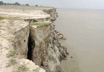 बलिया में सरयू नदी का कटान जारी, सैकड़ों एकड़ उपजाऊ जमीन नदी में समाई
