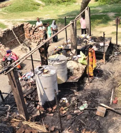 खाना बनाते समय लगी आग, चार झोपड़ियां राख; दो लाख नकदी समेत गृहस्थी का सामान स्वाहा