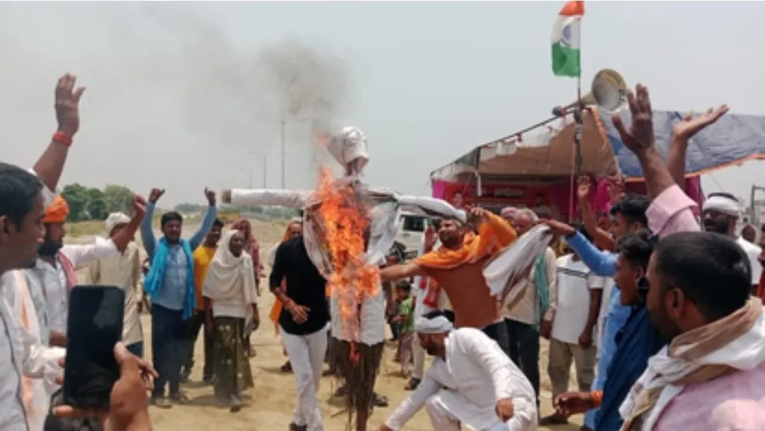 Ballia News: संपर्क मार्ग बहाली को लेकर ग्रामीणों का प्रदर्शन, एनएच-31 से जोड़ने की उठाई मांग