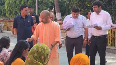 गोरखपुर में जनता दर्शन के दौरान सीएम योगी ने सुनीं 200 लोगों की समस्याएं, अधिकारियों को दिए सख्त निर्देश