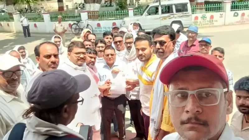 बलिया में शिक्षकों का विशाल प्रदर्शन, टीईटी अनिवार्यता के विरोध में सरकार को सौंपा ज्ञापन