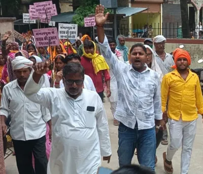Ballia News : शराब दुकान के विरोध में महिलाओं और युवाओं का प्रदर्शन, एसडीएम ने लोकेशन समीक्षा के दिए निर्देश