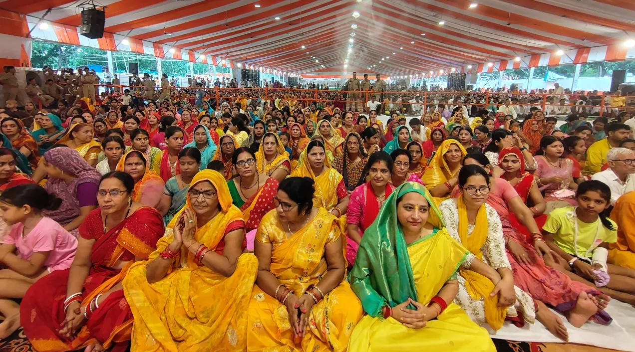 Ballia News: राजन जी महाराज की श्रीराम कथा में उमड़ा आस्था का सैलाब, 2100 कलशों के साथ निकली भव्य शोभायात्रा