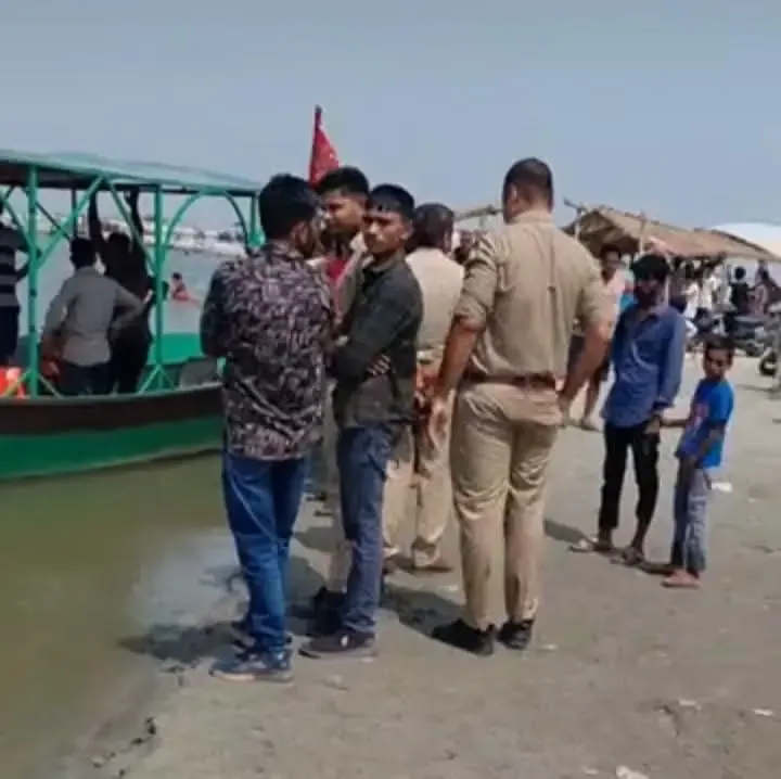 Farrukhabad News: भांजी को बचाने के लिए गंगा में कूदे पूर्व सैनिक, तेज धार में बहे; घंटों तलाश के बाद भी नहीं मिला सुराग