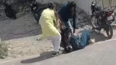 होटल के बाहर पत्नी ने पति को प्रेमिका संग पकड़ा, बीच सड़क पर हुआ हाईवोल्टेज ड्रामा