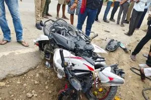 Ballia News : बोलेरो की टक्कर से बाइक सवार दो युवक गंभीर घायल, चालक वाहन छोड़कर फरार