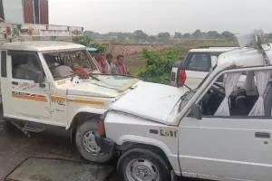 Ballia News: बैरिया एसडीएम की सरकारी गाड़ी और पिकअप में आमने-सामने की टक्कर, एसडीएम समेत चालक घायल