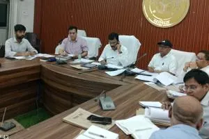 Ballia News: चकबंदी मामलों में लापरवाही पर डीएम सख्त, सभी सीओ को जारी होगा शो-कॉज नोटिस