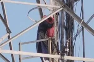 Ballia News : प्रेमी को बुलाने की जिद में मोबाइल टॉवर पर चढ़ी किशोरी, घंटों मशक्कत के बाद पुलिस ने उतारा सुरक्षित