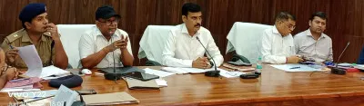 मतदेय स्थलों के पुनर्गठन को लेकर डीएम ने की समीक्षा, 1200 मतदाताओं के मानक पर होगा संभाजन