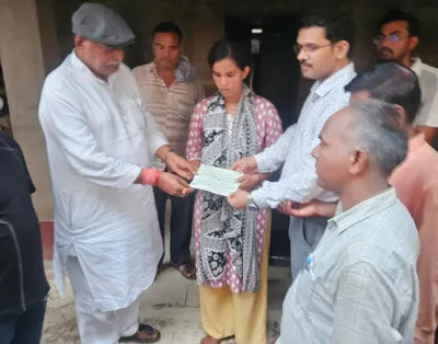बलिया: हाईटेंशन करंट हादसे के पीड़ित परिवार को ₹10 लाख की सहायता, सीमा यादव को सौंपा गया चेक