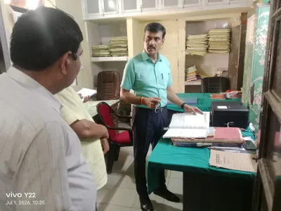 नगर पालिका में डीएम का औचक निरीक्षण, 14 कर्मचारी अनुपस्थित मिले, एक दिन का वेतन काटने के निर्देश