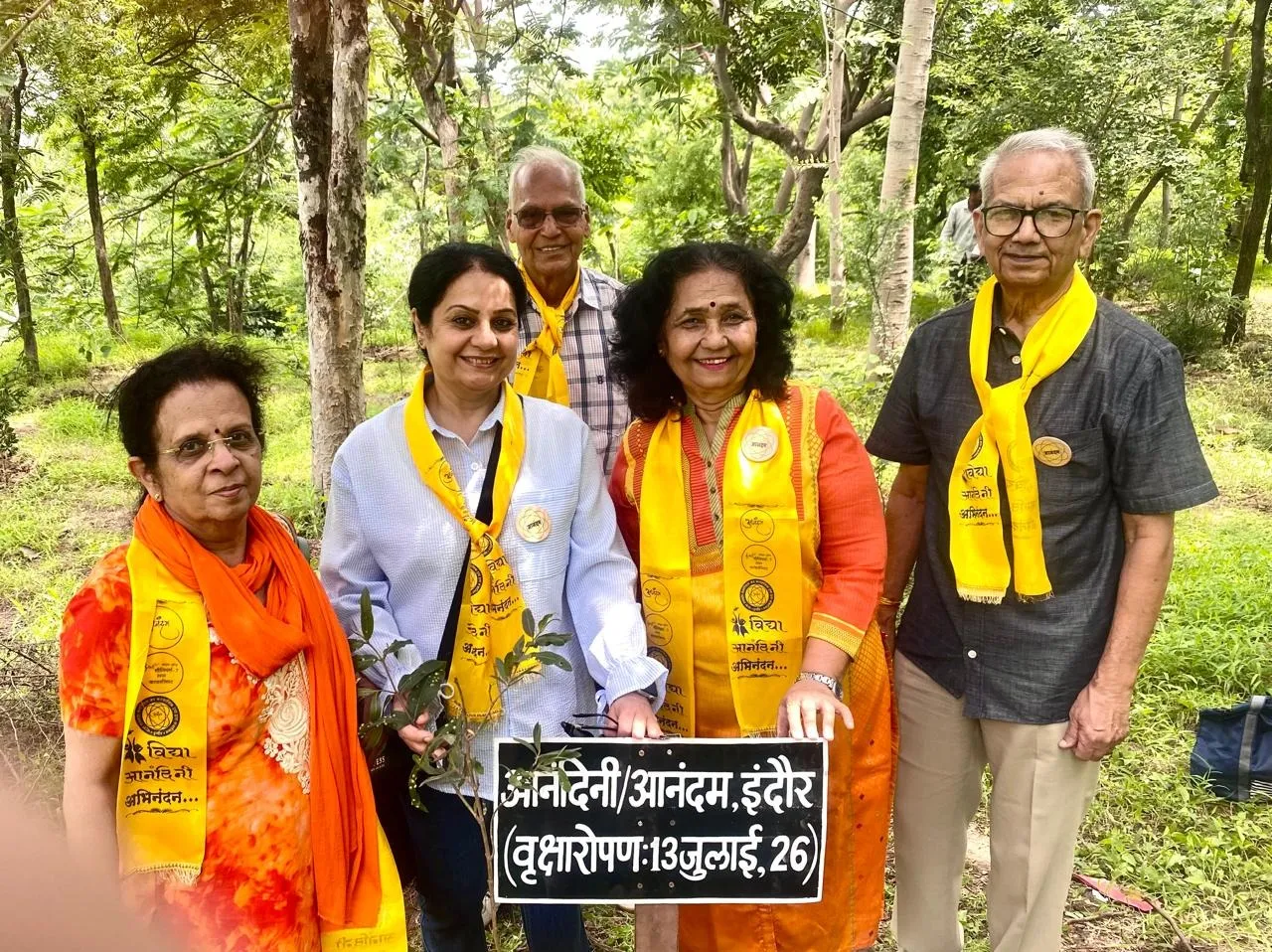 आनंदम सीनियर सिटीज़न सेंटर के वरिष्ठ सदस्यों ने लगाए 66 पौधे, पर्यावरण संरक्षण का दिया संदेश