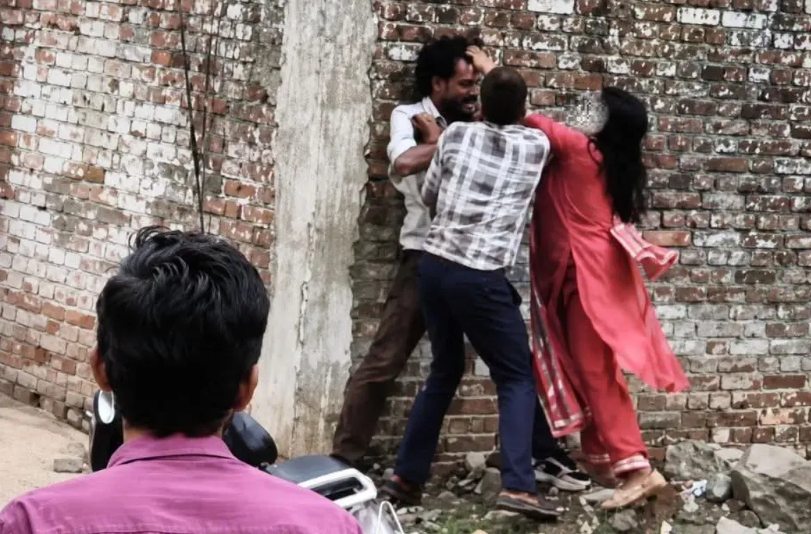 सिंगरौली में विशाल मेगा मार्ट के बाहर युवती और दो युवकों के बीच मारपीट का वीडियो वायरल, पुलिस ने शुरू की जांच