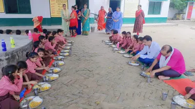 बलिया: बच्चों के साथ जमीन पर बैठकर BEO ने चखा मिड-डे-मील, शिक्षा व्यवस्था का लिया जायजा