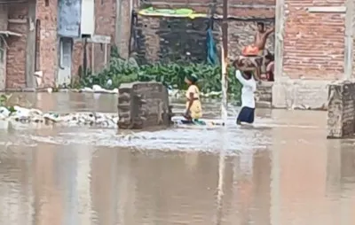 बलिया में गंगा-घाघरा का बढ़ा जलस्तर, कई इलाकों में घुसा बाढ़ का पानी; कटान से पलायन को मजबूर ग्रामीण