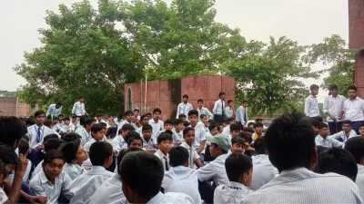 Shravasti News: नवोदय विद्यालय में खाने में कीड़े मिलने का आरोप, छात्रों ने शुरू की भूख हड़ताल; हॉस्टल की छत पर प्रदर्शन