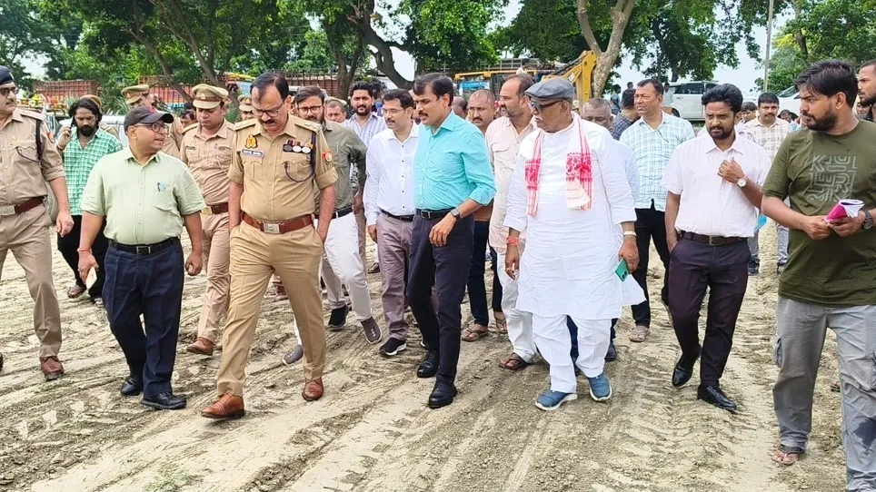 बलिया: मुख्यमंत्री योगी के 29 अगस्त के दौरे को लेकर तैयारियां तेज, डीएम-एसपी ने कार्यक्रम स्थल का किया निरीक्षण
