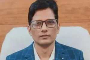 Ballia News: बच्चों के हाथ में रोटी-सब्जी देने की फोटो वायरल, BSA ने पूरे स्कूल स्टाफ और रसोइयों को किया तलब