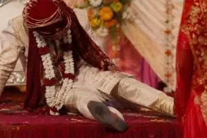 बलिया: दूसरी शादी के लिए जा रहे दूल्हे को पहली पत्नी ने रास्ते में रोका, बीच सड़क हुई मारपीट और हंगामा
