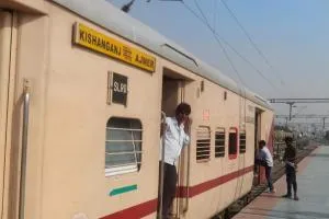 बलिया रेलवे स्टेशन पर गरीब नवाज एक्सप्रेस का कोच अटेंडेंट 30 बोतल शराब के साथ गिरफ्तार