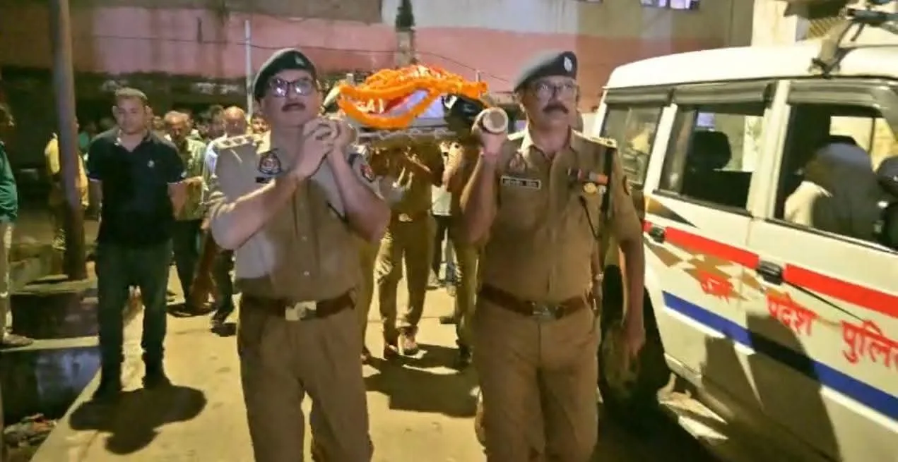 Ballia News : आरक्षी परितोष मिश्रा को नम आंखों से अंतिम विदाई, एसपी ओमवीर सिंह ने दिया कंधा