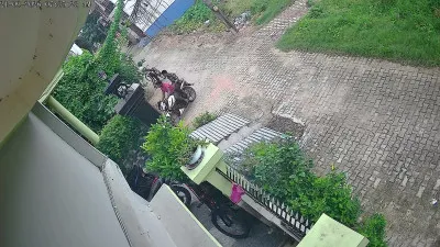Ballia News : बलिया में दिनदहाड़े महिला के गले से चेन झपटी, CCTV में कैद हुई वारदात