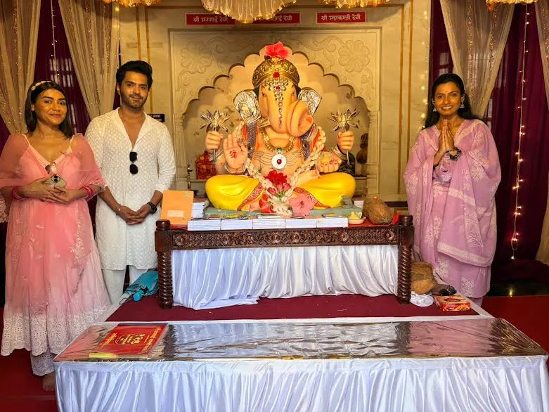 गणपति पंडाल पहुंचीं ‘थोड़ी सी उम्मीद, थोड़ा सा आसमान’ की आरती बिराजदार, किताब-पेन की अपील ने खींचा ध्यान