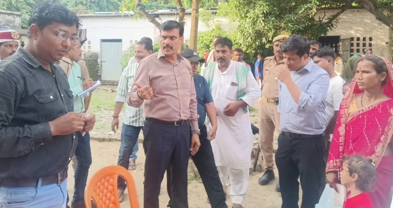 बलिया: बैरिया आपदा कंट्रोल रूम के औचक निरीक्षण में मिली अव्यवस्था, डीएम ने जताई नाराजगी