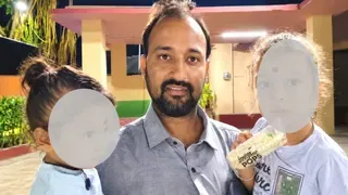 बिहार में ऑटो में दो मासूम बच्चों को छोड़कर मां लापता, सोशल मीडिया पर तस्वीर देख बलिया से थाने पहुंचे पिता