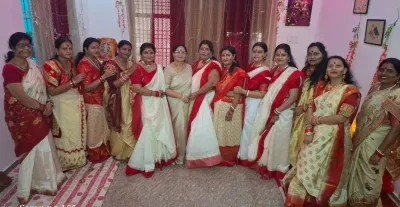 बलिया में बंगाल के रंग में रंगा नवरात्रि उत्सव, महिलाओं ने किया धुनुची नृत्य और सिंदूर खेला