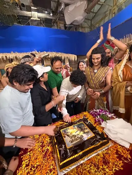 ‘हस्तिनापुर के वीर’ ने पूरे किए 100 एपिसोड, कलाकारों और टीम ने मनाया जश्न