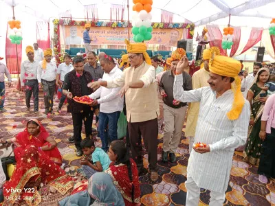 बलिया में 76 जोड़ों ने थामा एक-दूसरे का हाथ, सामूहिक विवाह समारोह में डीएम ने दिया आत्मनिर्भरता का संदेश