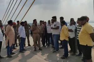 बलिया: जनेश्वर मिश्र सेतु से युवक ने गंगा में लगाई छलांग, तलाश जारी
