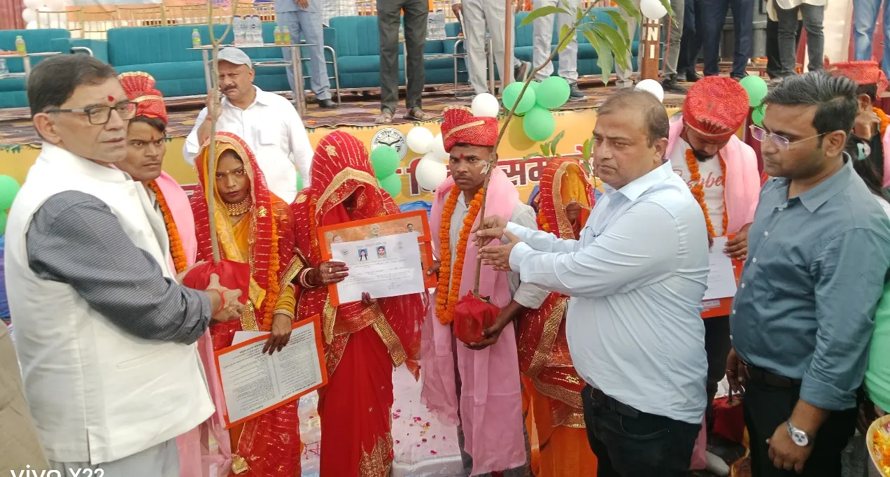 मुख्यमंत्री सामूहिक विवाह योजना के तहत 41 जोड़ों ने थामा एक-दूसरे का हाथ, डीएम ने दी शुभकामनाएं