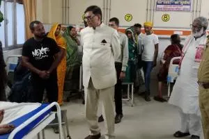 बलिया: मड़ुआ के आटे की रोटी खाने से करीब 45 महिलाएं बीमार, डीएम ने अस्पताल पहुंचकर जाना हाल