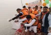 Ballia News: गंगा नदी में छोड़ी गई 2 लाख मछलियों की अंगुलिकाएं