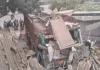 बलिया में बेकाबू ट्रक का कहर, कई दुकानें क्षतिग्रस्त