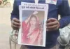 शादी के बाद दुल्हन फरार : गले में पोस्टर लटकाए SP ऑफिस पहुंचा युवक, बोला, “मुझे मेरी बीवी दिलाओ”