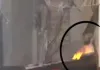 वाराणसी में दालमंडी ध्वस्तीकरण के दौरान दुकानदार ने मकान के छज्जे पर आग लगाई