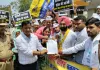 स्मार्ट मीटर के विरोध में आप कार्यकर्ताओं का प्रदर्शन, राज्यपाल को ज्ञापन