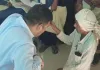 Jalaun News : जालौन में आईएएस अधिकारी की संवेदनशीलता ने जीता दिल, दिव्यांग फरियादी की बात सुनने जमीन पर बैठे