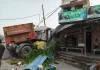 Mau-Rasra Road Accident : तेज रफ्तार ट्रेलर दुकानों में घुसा, लाखों की संपत्ति नष्ट, चालक घायल