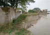 बलिया में सरयू का कहर: कई मकान नदी में समाए, सैकड़ों परिवारों पर मंडराया संकट; कटान पीड़ितों का धरना जारी